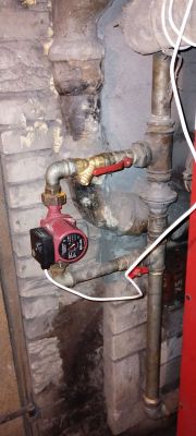 Zestaw rur i pompa w instalacji hydraulicznej
