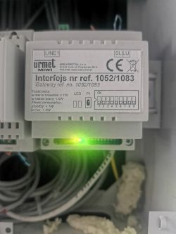 Dlaczego połączenie jest rozłączane? Sprzęt: URMET 2Voice, unifony 1140/522.