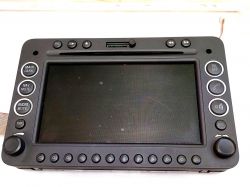 Radio samochodowe Magneti Marelli C141 z przyciskami i ekranem.