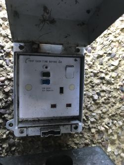 Uziemienie szafy rack na działce z dwużyłową instalacją - jak skutecznie zabezpieczyć sprzęt?