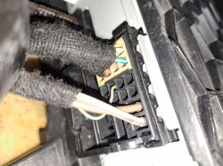 Zbliżenie na wtyczkę elektryczną z kablami w samochodzie Audi A4B8.