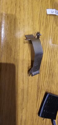 Metalowy element na drewnianej powierzchni
