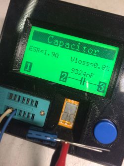 Tester kondensatorów pokazujący parametry kondensatora.