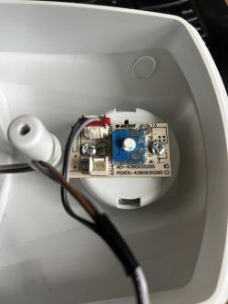 Potencjometr i mała płytka elektroniczna wewnątrz obudowy lodówki Beko