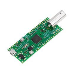 Niskobudżetowy oscyloskop Flea-Scope na zielonej płytce PCB z mikrokontrolerem PIC32 i metalowym złączem.