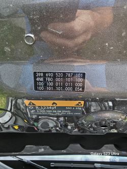 Tabliczka znamionowa i etykieta czynnika chłodniczego w Mercedesie GLA 250e