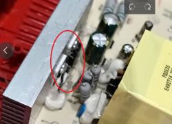 Zbliżenie na płytkę PCB z zaznaczonymi elementami przy radiatorze
