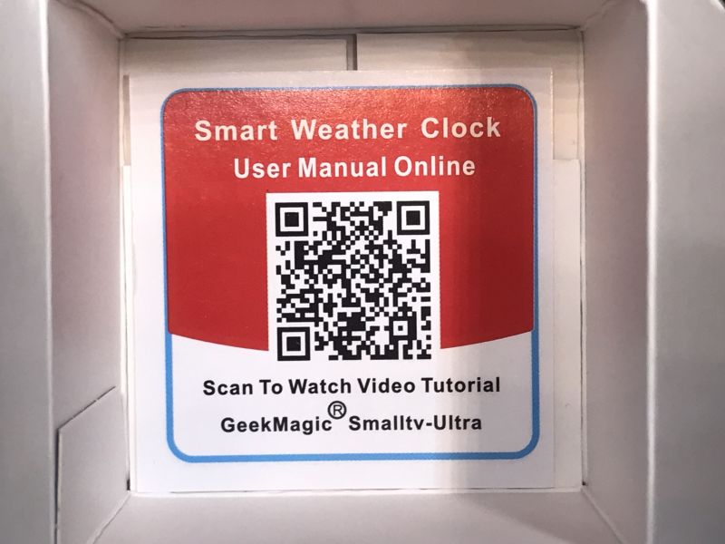 Smart Weather Clock Etikett mit QR-Code Etikett in einer Box mit QR-Code und dem Text Smart Weather Clock.