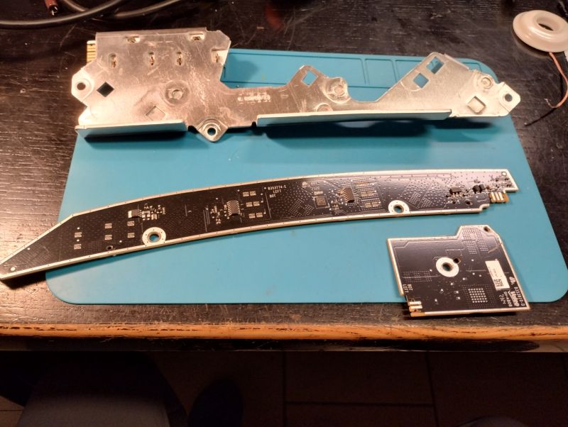 Płytka PCB i aluminiowy radiator ze zdemontowanej przedniej lampy LED samochodu, model Skoda Fabia IV.