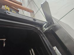 Beko FSM51330DXDT Jak wymienić zawias w kuchence – brak widocznych śrub i zaczepów