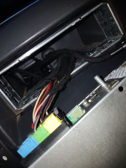 Jak podłączyć AUX do radia BLAUPUNKT DUBLIN C32 bez stałego plusa?