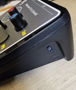 Zbliżenie na obudowę elektronicznego metronomu z widocznymi pokrętłami, przełącznikiem i gniazdem micro USB.