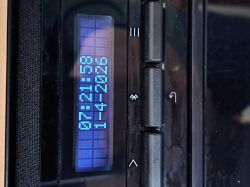 Zbliżenie na panel urządzenia z niebieskim wyświetlaczem pokazującym godzinę 07:21 i datę 14–20/26