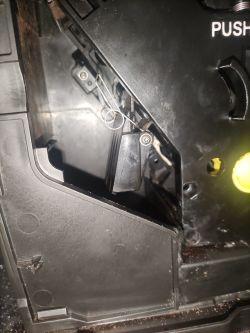Wnętrze ekspresu do kawy z uszkodzonym mechanizmem zaparzacza.