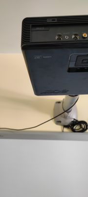 Projektor Acer 51200 zamontowany na suficie, widoczne złącza i kabel.