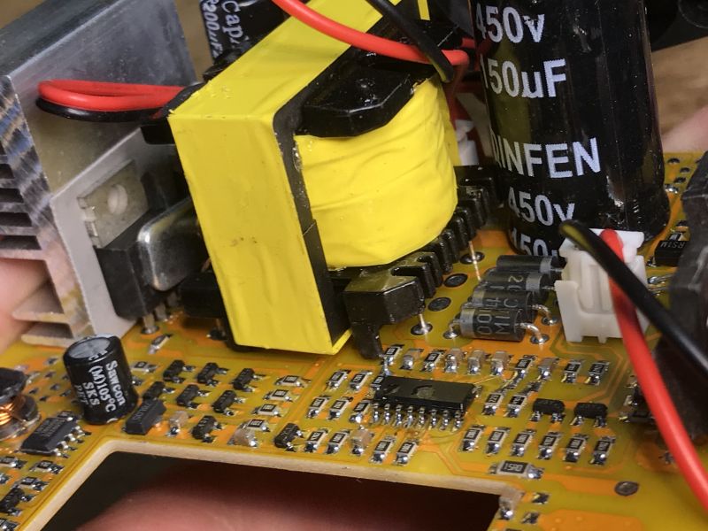 Wnętrze przetwornicy samochodowej z widoczną elektroniką.