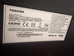 Technisches Informationsetikett eines Toshiba-Fernsehers.