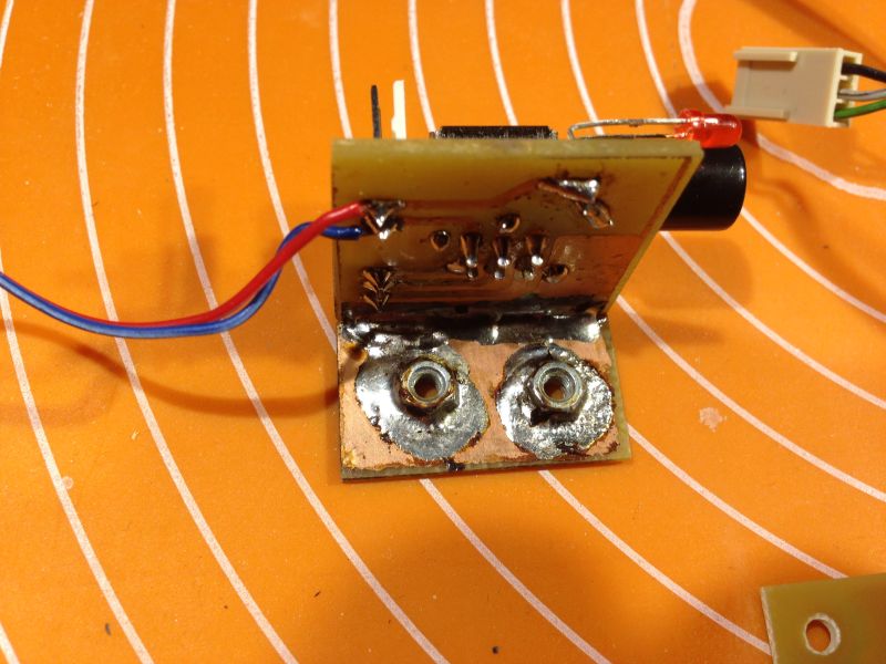 Przybliżenie ręcznie lutowanej płytki PCB z przewodami i elementami elektronicznymi.