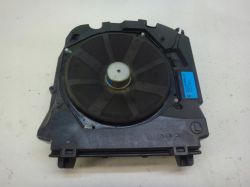 Głośnik podłogowy BMW F30 na białym tle