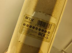 Etykieta z lampy GTV Lighting LD-OMN120-60B o mocy 60W, z widocznym kodem kreskowym.