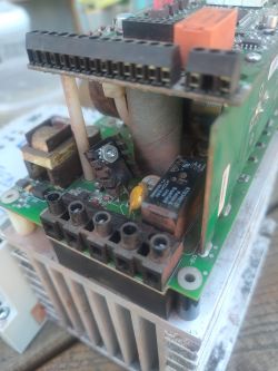 Uszkodzony element w falowniku Lenze ESMD302L4TXA po zalaniu wodą - identyfikacja tranzystora