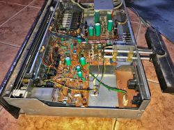 Wnętrze tunera ZRK T-7010 z ukazanymi podzespołami elektronicznymi