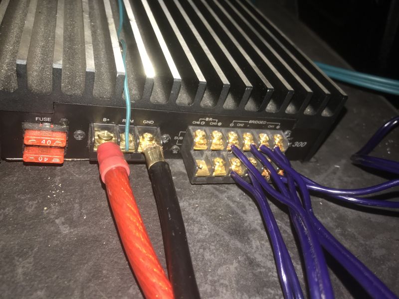 Problem z wzmacniaczem - Po podpięciu wzmacniacza głośniki grają jak tuba.