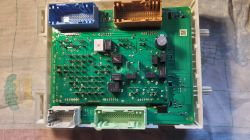 Widok obwodu drukowanego BCM z różnokolorowymi złączami.