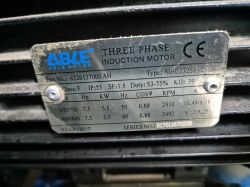 Tabliczka znamionowa silnika ABLE MOTOR MEC132S1-2 Tabliczka znamionowa trójfazowego silnika indukcyjnego ABLE MOTOR zamocowana na obudowie urządzenia.
