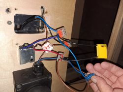 Elektryczne połączenie z przewodami i kostkami w rozdzielnicy.