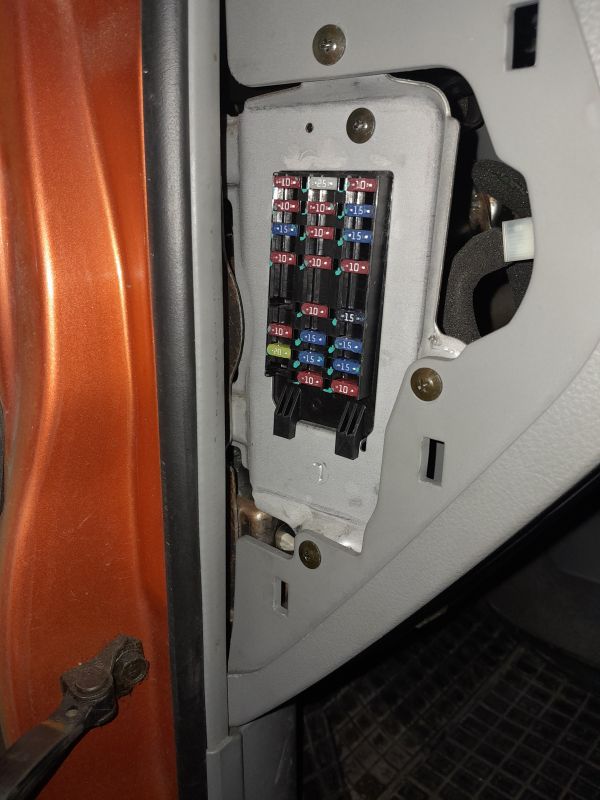 Zegarek na desce rozdzielczej w Chevrolet Lacetti 1.8 zatrzymuje się po zamknięciu samochodu