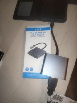 Stacja dokująca 3 w 1 typu C na HDMI z opakowaniem na stole.