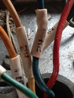 Dlaczego silnik jednofazowy 1,5 kW na 230V buczy oraz wyłącza bezpieczniki?