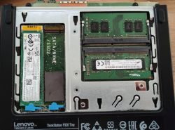 Wnętrze komputera Lenovo ThinkStation P320 Tiny z dyskiem NVMe i dwoma modułami RAM.