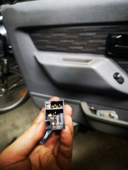 Opel Frontera A - Podłączenie włącznika świateł pod listwę led.