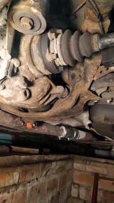 BMW E46 - Rdza na podwoziu przebijająca się przez środek antykorozyjny