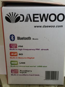 Daewoo-Gerätekarton mit Funktionen: Bluetooth, FM, SD, USB, Aux.
