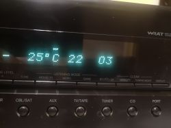 Wyświetlacz amplitunera pokazujący status DSP, temperaturę 25°C i inne ustawienia.