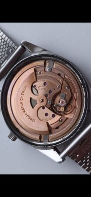 Mechanizm zegarka Omega z widocznym napisem Omega Watch Co Swiss.