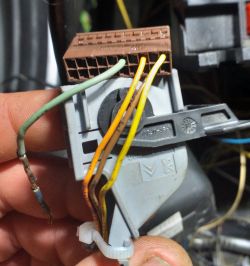 Peugot 1.4, benzyna, 2008 r - Bsi wolny przewód, chyba od alarmu