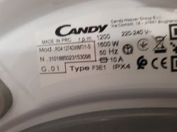 Metka informacyjna pralki marki Candy z modelem, mocą i symbolami.