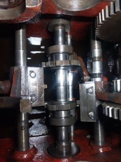 Wnętrze reduktora tokarki, pokazujące tryby i wałki.