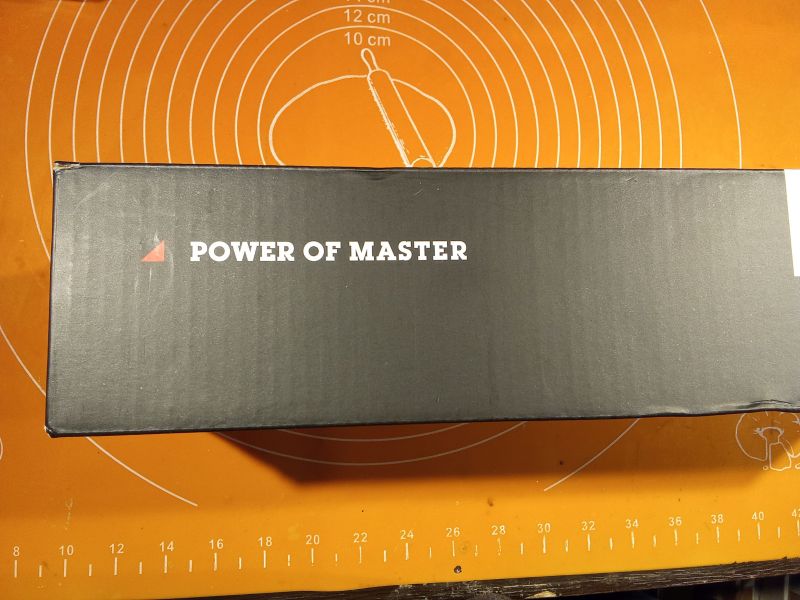 Czarne pudełko z napisem 