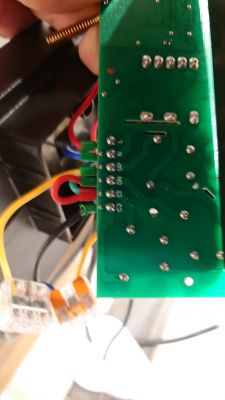 Widok od tyłu na płytkę elektroniczną z przewodami.