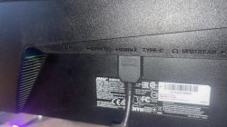 Tył monitora z podłączonym kablem HDMI