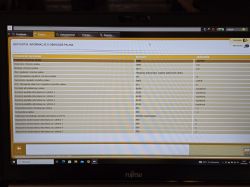 Ekran laptopa z oprogramowaniem diagnostycznym pokazującym dane dotyczące obwodu paliwa samochodu.