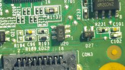Zdjęcie płytki drukowanej z zaznaczonym elementem o oznaczeniu ECV na torze wejścia HDMI w projektorze Infocus.