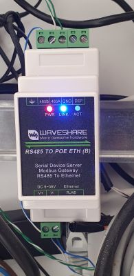 Konwerter Waveshare RS485 do Ethernetu z migającymi diodami sygnalizacyjnymi.