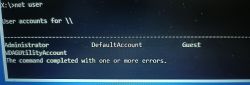 Ekran wiersza poleceń z kontami użytkowników w systemie Windows