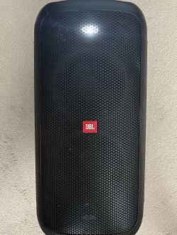Głośnik JBL Party Box 100 z włączoną diodą na górze.